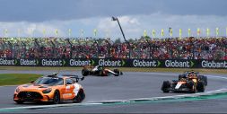 Silverstone, perchè Piastri è stato penalizzato: la manovra su Verstappen dietro la Safety Car costata la vittoria