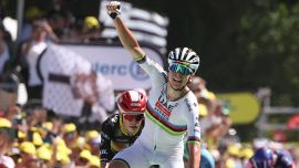 Tour de France, Pogacar e la carica di 101: lo sloveno batte in volata Vingegaard e torna in giallo. Domani speranza Milan