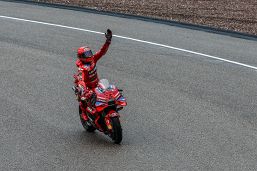 MotoGP Germania: Marquez insaziabile, Alex e Bagnaia sul podio. Quante cadute, peccato Di Giannantonio e Bezzecchi