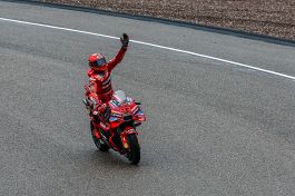 MotoGP Germania: Marquez insaziabile, Alex e Bagnaia sul podio. Quante cadute, peccato Di Giannantonio e Bezzecchi