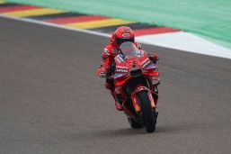 MotoGP Germania: Marquez vola anche sul bagnato, pole al Sachsenring. Bezzecchi in prima fila, malissimo Bagnaia