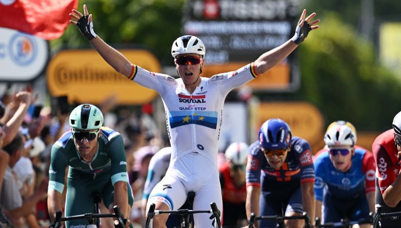 Tour de France, Milan beffato a Chateauroux: Merlier lo batte per pochi centimetri. Non riesce l’impresa di Van der Poel