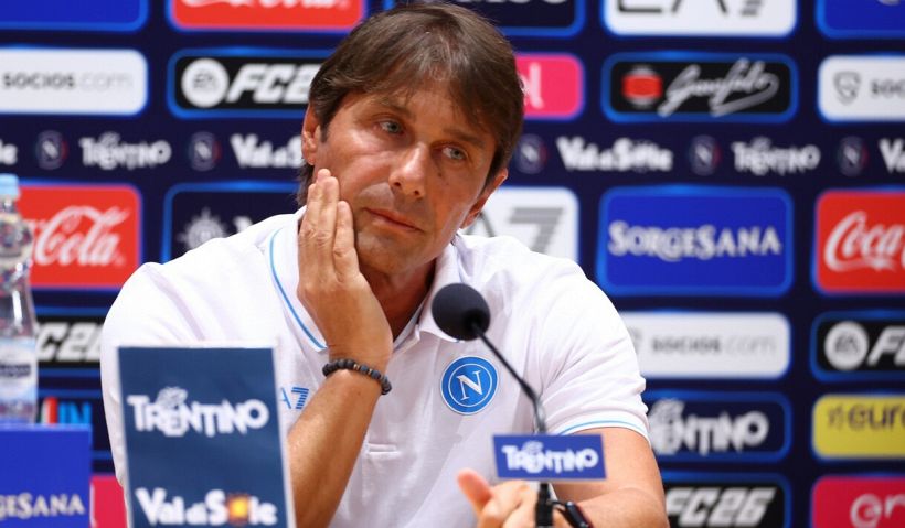Napoli, la festa con Conte si trasforma in polemica: fischi e rabbia sotto la pioggia