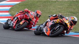 Gp Brno: perchè Marquez e Bagnaia hanno rallentato, cosa dice la regola sulla pressione gomme. Precedente in Thailandia