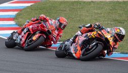 Gp Brno: perchè Marquez e Bagnaia hanno rallentato, cosa dice la regola sulla pressione gomme. Precedente in Thailandia