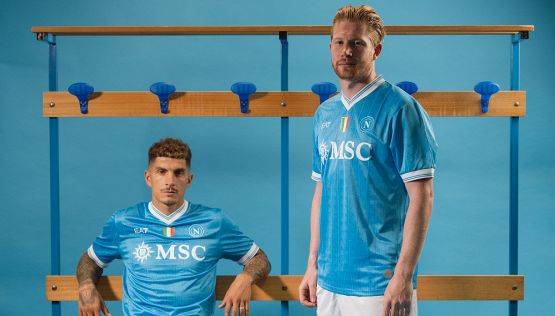 Napoli, l’errore sulla nuova maglia resta: da De Laurentiis un insegnamento ai giovani sul valore di uno sbaglio