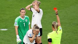 Europei femminili, Francia-Germania, moviola: il Var toglie due gol alle Blues, tedesche in 10 per 105’, succede di tutto