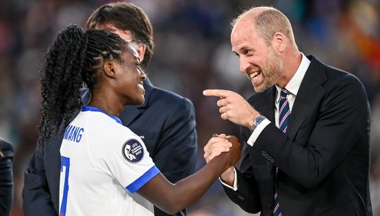 Europei femminili, William in tribuna con le principesse di Spagna, ma senza Kate: la grinta del principe durante la premiazione