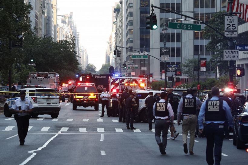 Sparatoria a New York nel palazzo che ospita la NFL, ex promessa del football uccide 4 persone