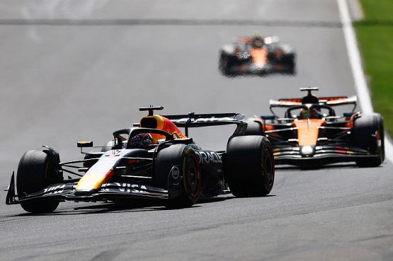 Gp Belgio Sprint: capolavoro Verstappen, passa Piastri in partenza e vince. Leclerc quarto, deriva Hamilton 15°!