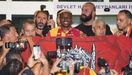 Napoli, Osimhen torna al Galatasaray, accoglienza da re in aeroporto: Victor senza freni con i tifosi turchi