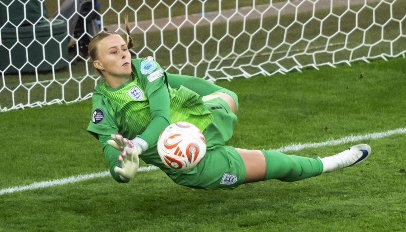 Europei femminili, Hampton, portiere eroe ai rigori affetta da strabismo: struggente dedica al nonno