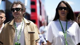 Valentino Rossi vince a Misano: Francesca Sofia Novello, il bacio e il tenero post con Giulietta e Gabriella