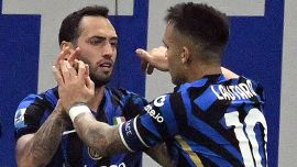 Inter, Calhanoglu al contrattacco sui social: lezione in tre lingue a Lautaro sull’essere leader