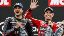 Pernat: "Marc Marquez fa quello che vuole". Bezzecchi si è preso l'Aprilia alla faccia di Martin. Acosta resta in Ktm