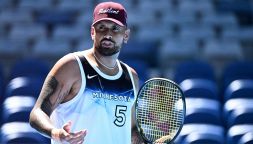 Kyrgios re delle zizzanie, ma questa volta Sinner si salva: l’insinuazione sul triangolo tra Alcaraz, Raducanu e Draper