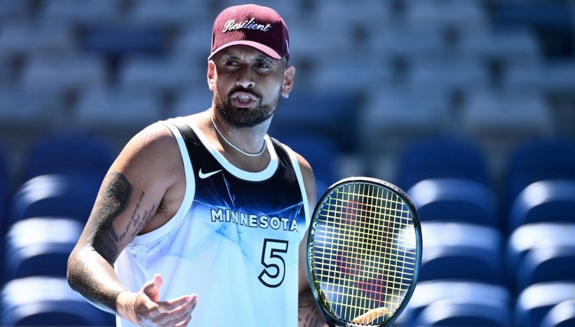 Kyrgios re delle zizzanie, ma questa volta Sinner si salva: l’insinuazione sul triangolo tra Alcaraz, Raducanu e Draper
