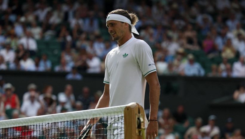 Zverev, la dolorosa ammissione dopo il ko: “Mi sento solo e demotivato”. Dopo Berrettini e Tsitsipas suona l’allarme