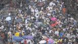 Palio di Siena, vince (ancora) la pioggia: terza carriera consecutiva rinviata, si correrà domani