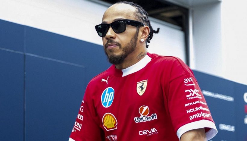 Silverstone, Hamilton a muso duro sul metodo di lavoro Ferrari: così non va. E annuncia: "Mi trasferisco in Italia"