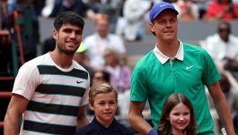 Kyrgios vota Sinner per il futuro: “Alcaraz ama troppo le ragazze”. Ma a Wimbledon impazza il gossip attorno a Jannik