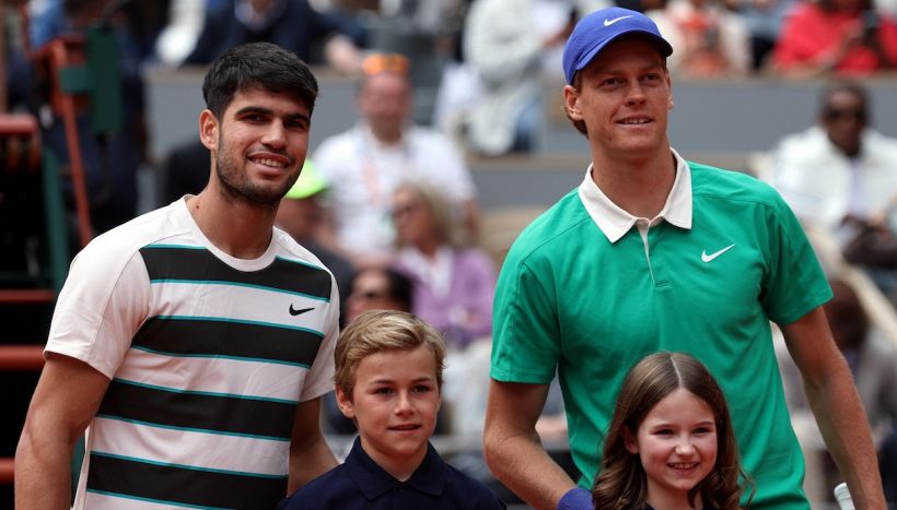 Kyrgios vota Sinner per il futuro: “Alcaraz ama troppo le ragazze”. Ma a Wimbledon impazza il gossip attorno a Jannik