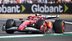 Silverstone, Ferrari veloce ma Leclerc si lamenta nel team radio: "Qualcosa non va". Hamilton, incubo graining