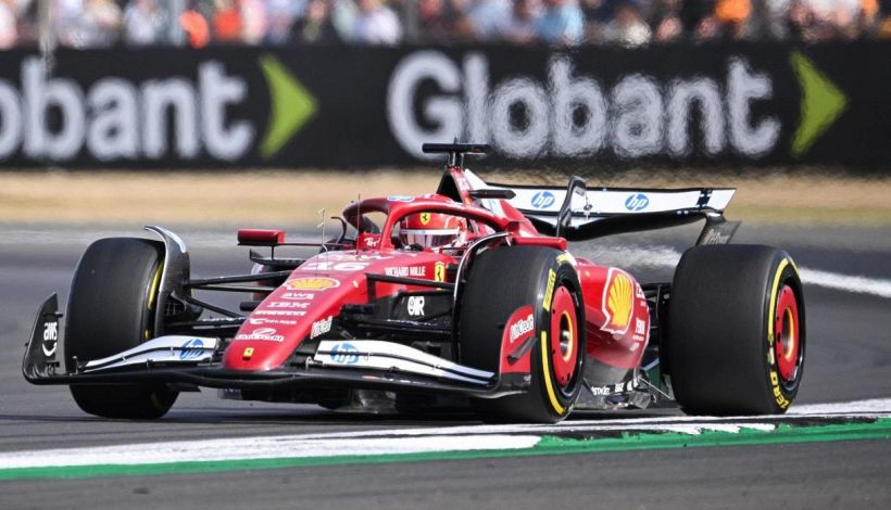 Silverstone, Ferrari veloce ma Leclerc si lamenta nel team radio: "Qualcosa non va". Hamilton, incubo graining