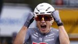 Tour de France, 1a Tappa: Philipsen domina uno sprint ristretto, Milan fatto fuori da un 'ventaglio'. Ganna è il primo ritirato