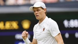 Sinner a muso duro contro un giornalista: la domanda su Alcaraz lo innervosisce. E a Silverstone punta ancora su Leclerc