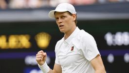 Sinner a muso duro contro un giornalista: la domanda su Alcaraz lo innervosisce. E a Silverstone punta ancora su Leclerc