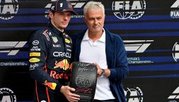F1, Mourinho premia la pole position di Verstappen: tra Special One c'è intesa, autografo sul ruotino