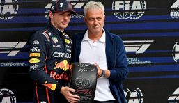 F1, Mourinho premia la pole position di Verstappen: tra Special One c'è intesa, autografo sul ruotino