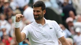 Wimbledon, Djokovic soffre ma batte De Minaur e sfata il tabù Federer: ai quarti la sfida con Cobolli