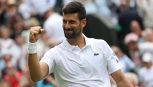 Wimbledon, Djokovic soffre ma batte De Minaur e sfata il tabù Federer: ai quarti la sfida con Cobolli