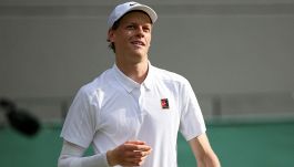 Sinner, la semifinale a Wimbledon lo avvicina a Nadal. E il gomito è guarito, o quasi: “Provo a non pensarci”