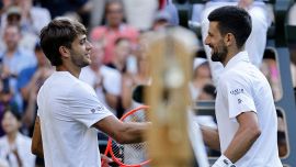Wimbledon, Djokovic regge l’urto Cobolli e trova Sinner: ma che paura per Nole, rischia un brutto infortunio nel finale