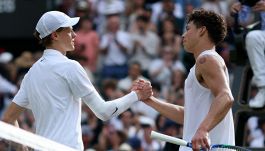 Sinner, l’ansia per il gomito dietro l’abbraccio tra Cahill e Vagnozzi. L’ammissione di Shelton: “Mai vista una cosa del genere”