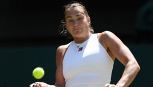 Wimbledon, la semifinale tra Sabalenka e Anisimova interrotta per un malore di uno spettatore: il gesto di Aryna
