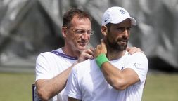 Djokovic, allarme rientrato a Wimbledon: il serbo si è allenato e ci sarà contro Sinner. Nole favorito per Federer