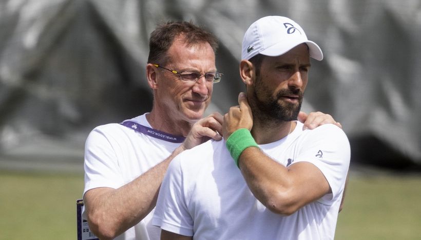 Djokovic, allarme rientrato a Wimbledon: il serbo si è allenato e ci sarà contro Sinner. Nole favorito per Federer