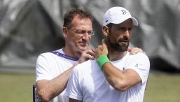 Djokovic, allarme rientrato a Wimbledon: il serbo si è allenato e ci sarà contro Sinner. Nole favorito per Federer