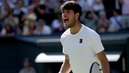 Alcaraz soffre ma batte Fritz e conquista la terza finale consecutiva a Wimbledon: ora la sfida a Sinner o Djokovic