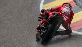 MotoGP Germania, Ducati ammette il problema con Bagnaia: "Qualcosa non va", l'allarme di Domenicali. Alex Marquez punge Pecco
