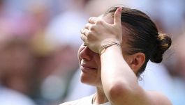 Wimbledon, Swiatek come Steffi Graf: Anisimova non vince neanche un game e scoppia in lacrime. Polemica sulla finale femminile