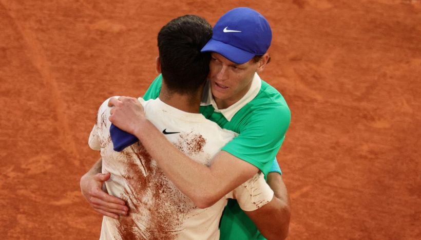 Sinner, la finale contro Alcaraz a Wimbledon trasmessa anche in chiaro ma è ancora polemica sulla scelta di Pero e Bertolucci