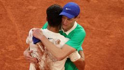 Sinner, la finale contro Alcaraz a Wimbledon trasmessa anche in chiaro ma è ancora polemica sulla scelta di Pero e Bertolucci