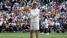 Wimbledon, Sinner: la frecciatina al fratello Mark e la rivincita dopo le sofferenze di Parigi. Alcaraz gli rende onore