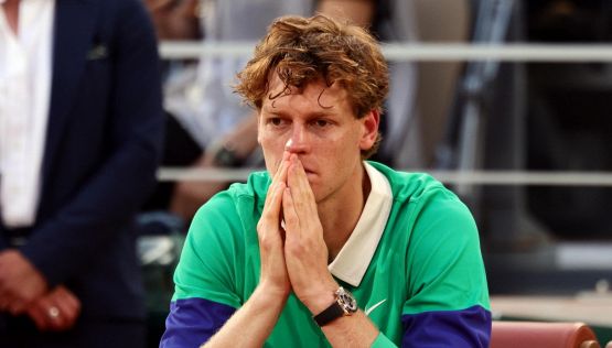 Sinner, dalle lacrime di Parigi al trionfo di Londra: l’abbraccio con mamma Siglinde, il trofeo e l’omaggio di Torino