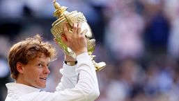 Sinner dopo Wimbledon “annega” il caso doping e la delusione di Parigi nello champagne: “Abbiamo bevuto tanto”